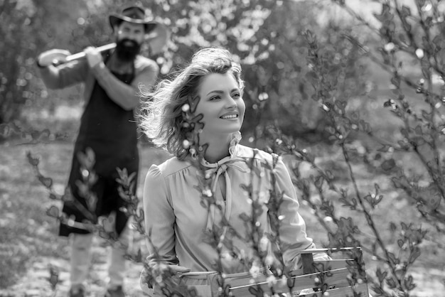 Mujer de primavera en el fondo con flores en un día de primavera