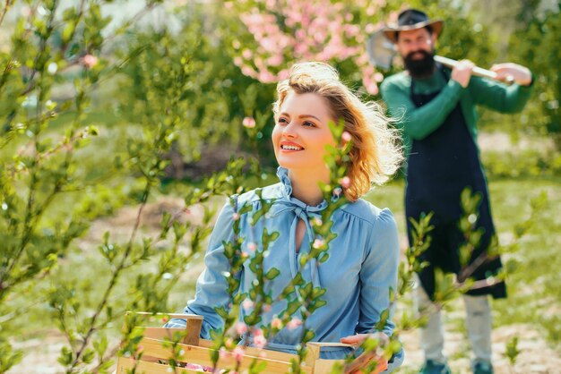 Mujer de primavera en el fondo con flores en un día de primavera