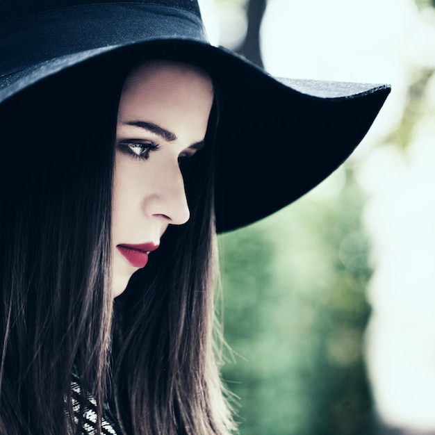 Mujer de primavera con sombrero azul al aire libre. Hermosa chica modelo de moda. Perfil