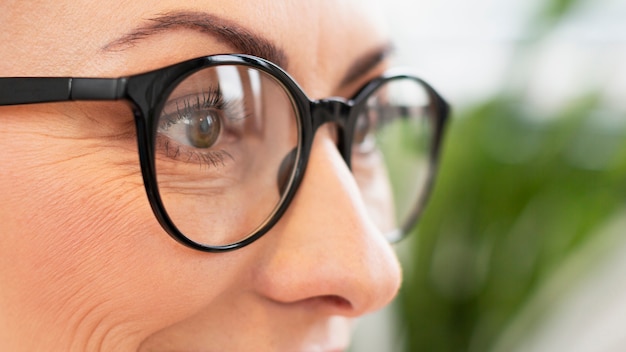 Foto mujer de primer plano con anteojos