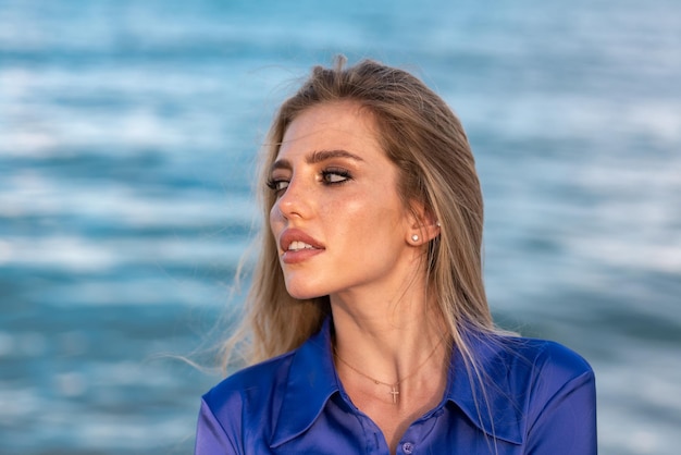 Mujer de primer plano de cara de verano en fondos de océano tropical disfrutando del hermoso mar hermosa mujer