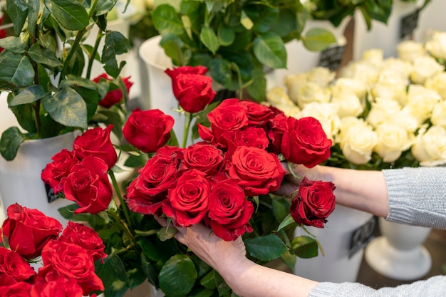 Mujer de primer plano con elegantes rosas rojas