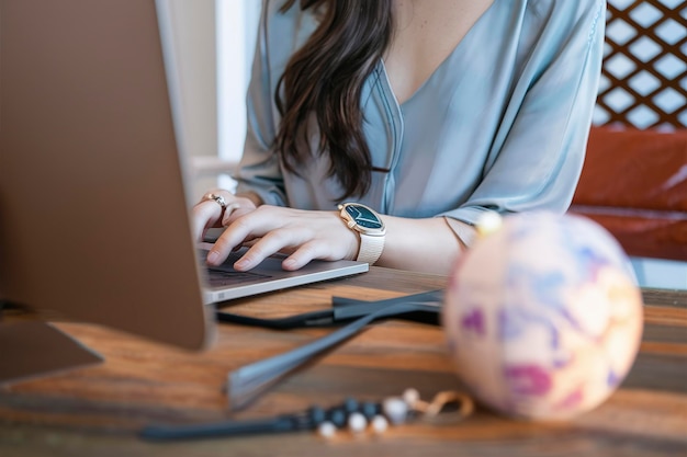 Mujer de primer plano escribiendo en el teclado