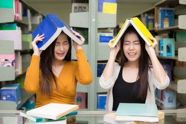 Foto la mujer en primer plano está leyendo un libros