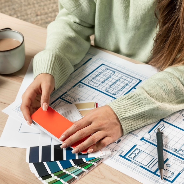 Foto mujer de primer plano con paleta de colores