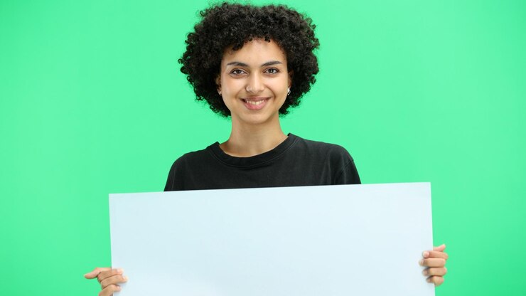 Foto mujer en primer plano sobre un fondo verde con una sábana blanca