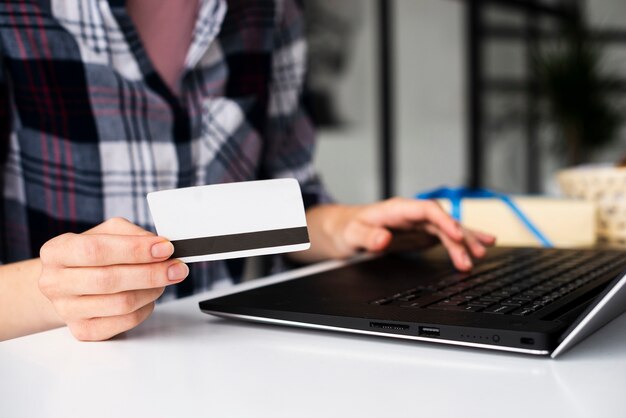 Mujer de primer plano con tarjeta de crédito