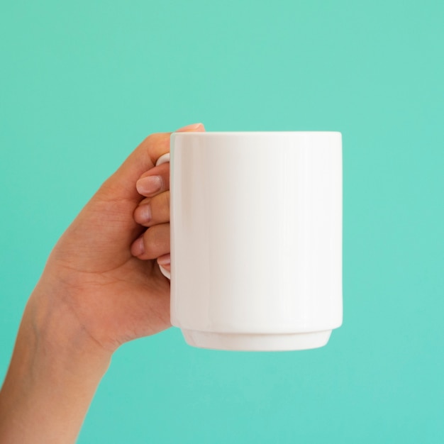 Mujer de primer plano con taza blanca