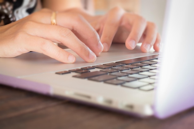 Mujer de primer plano usando laptop