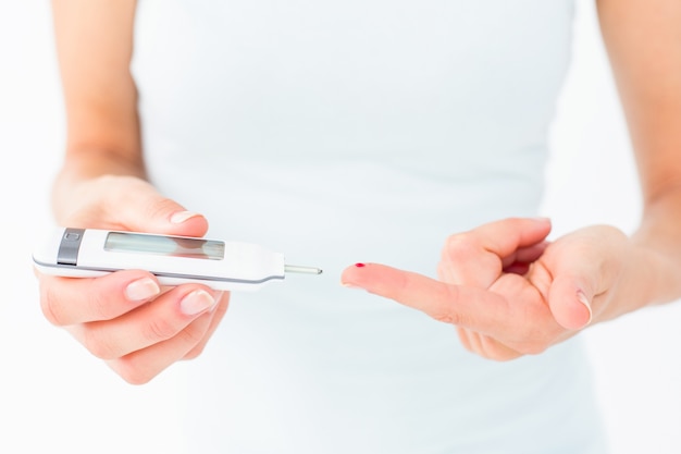 Mujer probando su nivel de glucosa en sangre