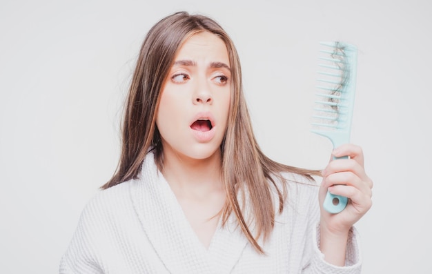 Mujer con problema de cabello mujer se ve sorprendida por su cabello perdido cabeza calva y concepto de tratamiento del cabello