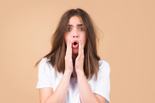 Mujer problema de pérdida de cabello calvicie de la cabeza champú para el cuidado de la salud y concepto de producto de belleza