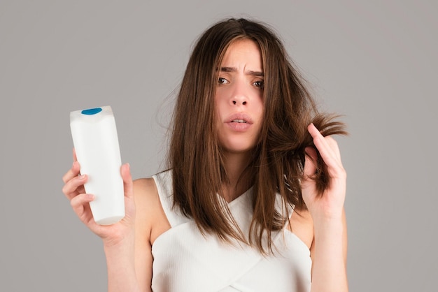 Mujer problema de pérdida de cabello calvicie de la cabeza champú para el cuidado de la salud y concepto de producto de belleza