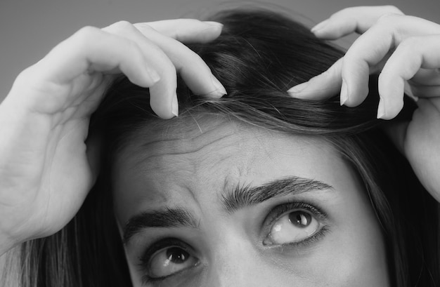 Mujer con problema de pérdida de cabello retrato de niña con un tiro en la cabeza calva de una niña nerviosa con ah