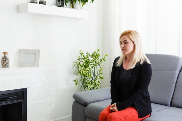 Mujer con problemas cansada talkign con su psicólogo.