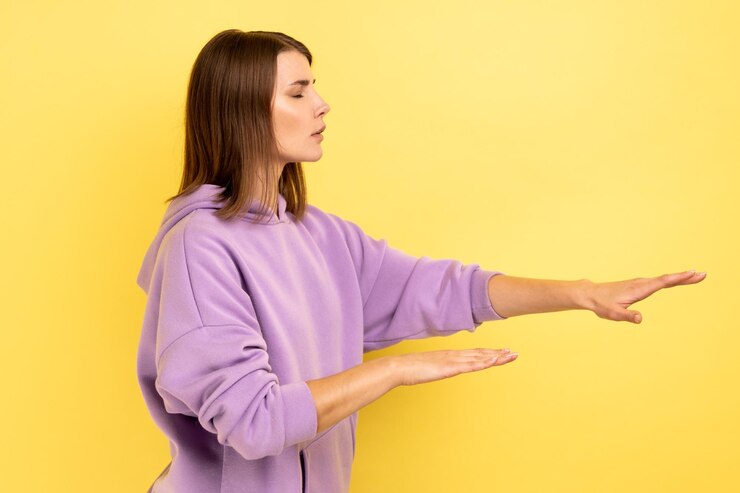 Foto mujer con problemas de vista tratando de moverse con los ojos cerrados tocando el espacio con las manos