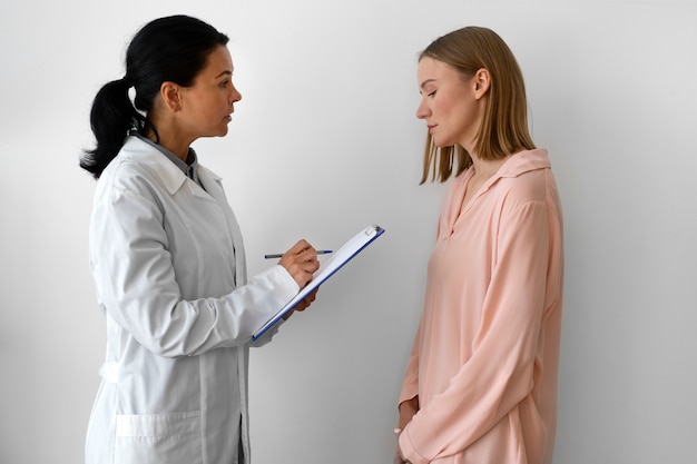 Mujer en proceso de aborto