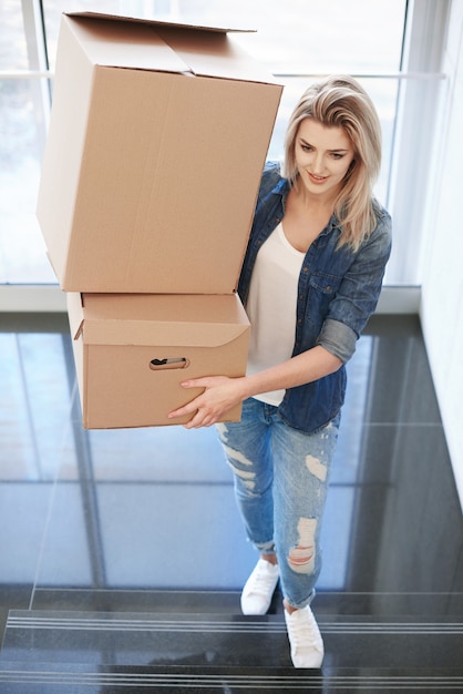 Mujer, proceso de llevar, caja de cartón, arriba