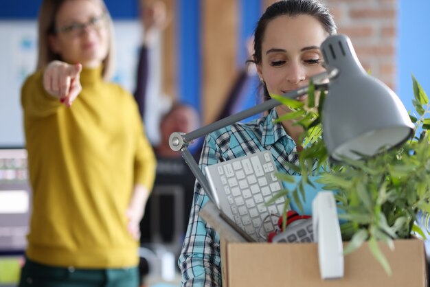 Foto mujer, proceso de llevar, caja, de, efectos personales, en, oficina