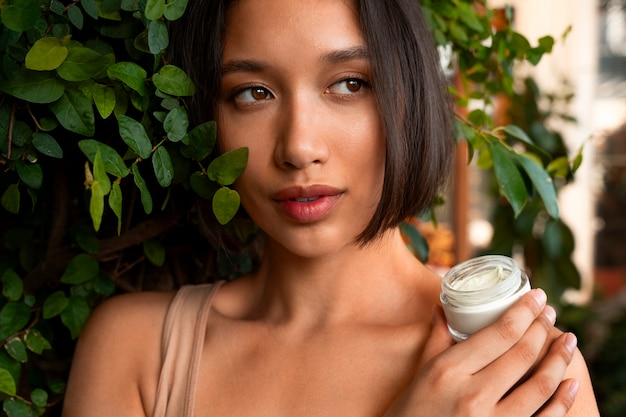 Foto mujer con productos de belleza de cero desperdicio