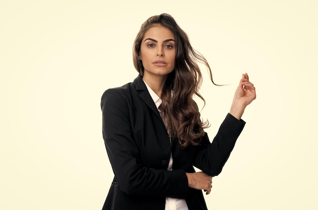 Mujer profesional con cabello largo ondulado en ropa formal aislada en peinado blanco