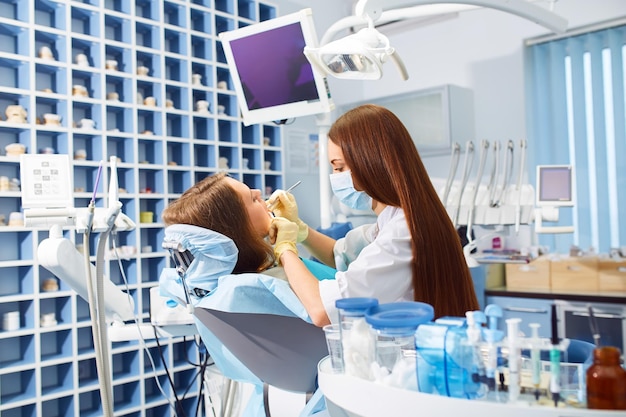 Mujer profesional dentista médico mujer trabajadora clínica dental mujer dentista cuidando los dientes