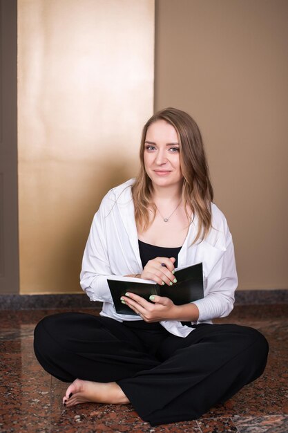 Mujer profesional escribiendo en Planner