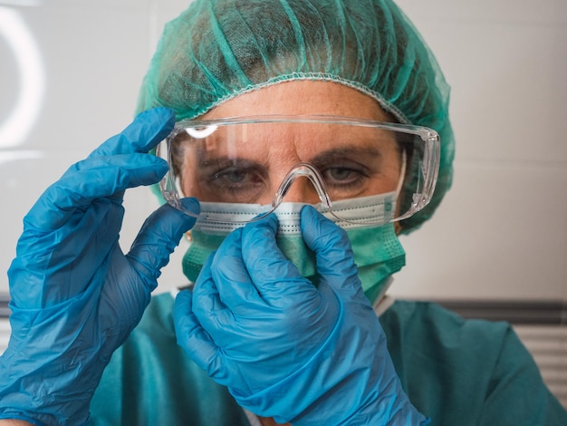 Mujer profesional de la salud con protección contra covid 19