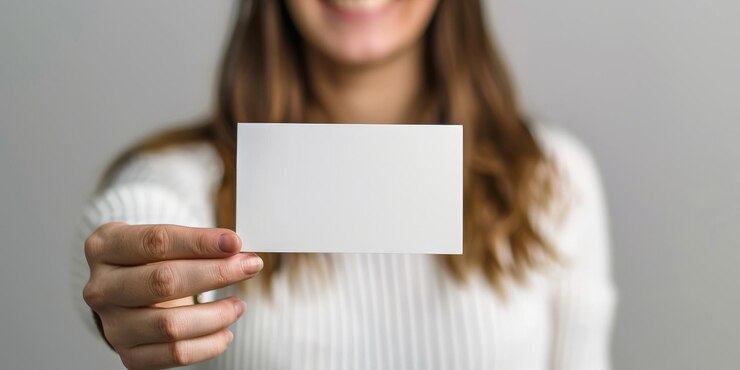 Mujer profesional con una tarjeta de visita en blanco en una fotografía publicitaria