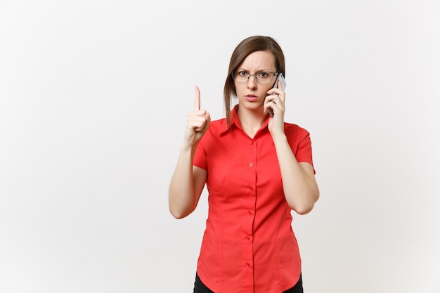 Foto mujer de profesor de negocios serio severo estricto en camisa roja, gafas llama a los padres del colegial en el teléfono móvil, los convoca a la escuela aislada sobre fondo blanco. educación en concepto de alta universidad.