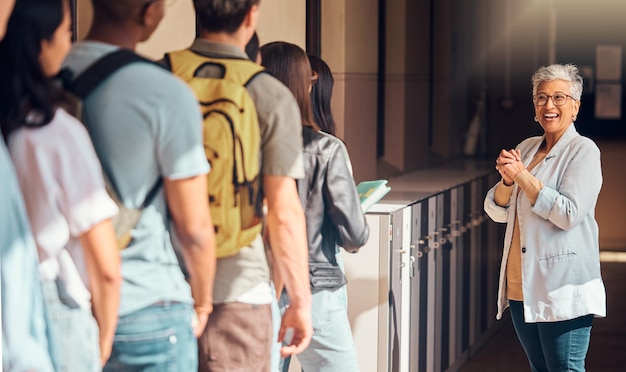 La mujer y profesora negra de la universidad dan la bienvenida a los estudiantes al aire libre listos para aprender y enseñar Profesor mentor y disertante feliz en una escuela universitaria y clase de educación entusiasmados con las preguntas frecuentes de los estudiantes