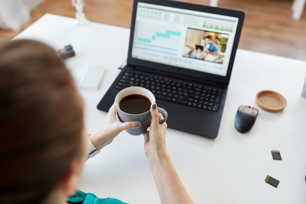 mujer con programa de editor de video en la computadora portátil en casa