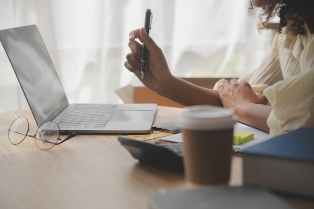 Mujer propietaria de una pequeña empresa empresa puesta en marcha conceptual joven emprendedora trabajar con una computadora portátil vender productos en línea tienda banner amplia dimensión