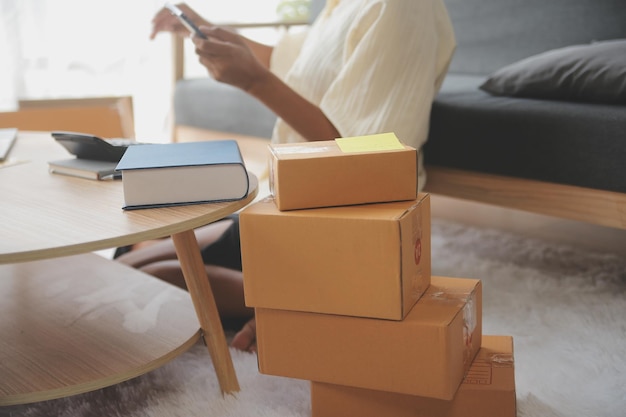 Mujer propietaria de una pequeña empresa empresa puesta en marcha conceptual joven emprendedora trabajar con una computadora portátil vender productos en línea tienda banner amplia dimensión