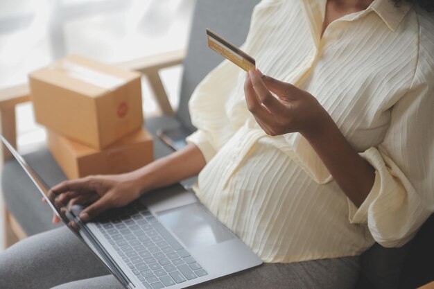 Foto mujer propietaria de una pequeña empresa empresa puesta en marcha conceptual joven emprendedora trabajar con una computadora portátil vender productos en línea tienda banner amplia dimensión