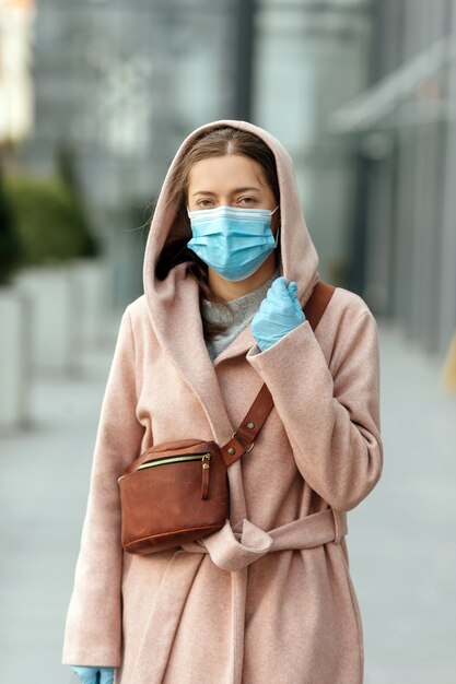 Mujer con protección facial en prevención de coronavirus al aire libre