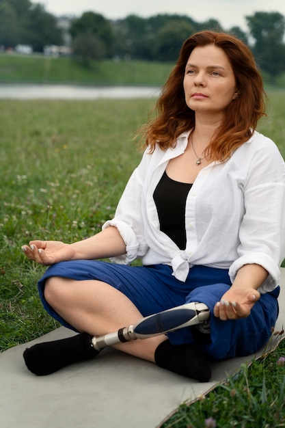 Mujer con prótesis de pierna haciendo yoga