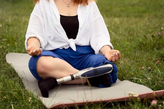 Mujer con prótesis de pierna haciendo yoga