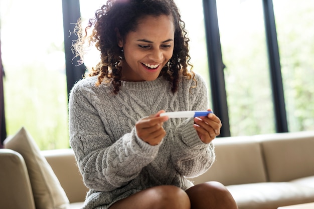 Mujer con una prueba de embarazo