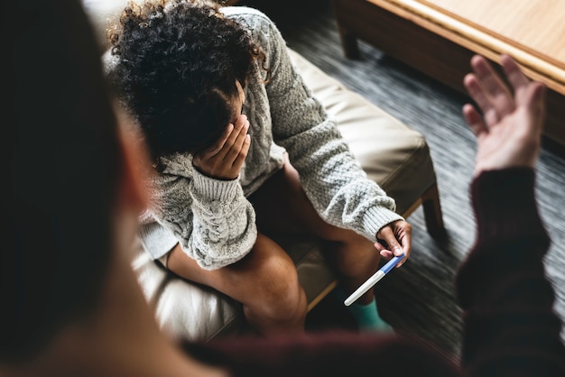 Mujer con una prueba de embarazo