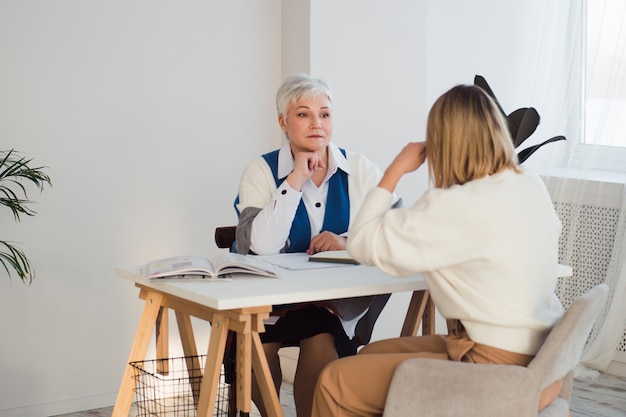 Mujer psicóloga y cliente comunicándose