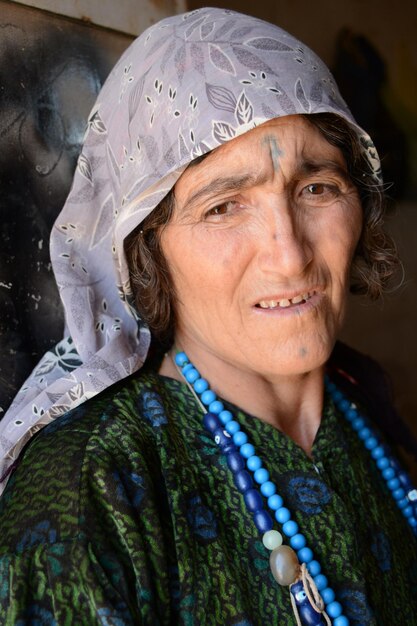 Foto una mujer del pueblo del pueblo