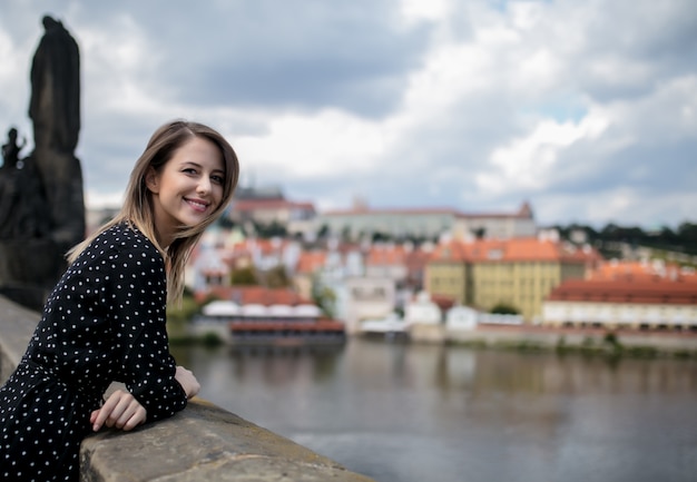 Mujer en el puente de Carlos en Praga, República Checa