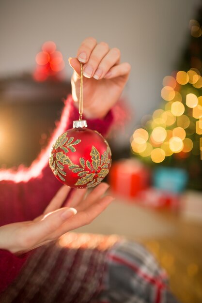 Mujer en el puente con chuchería roja en Navidad