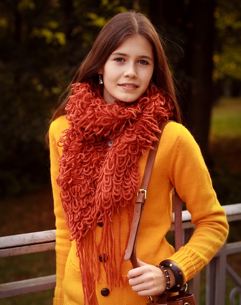 Mujer en puente en el parque otoño