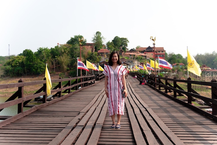 Foto mujer en un puente peatonal contra el cielo