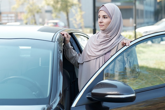 Mujer con puerta de coche abierta