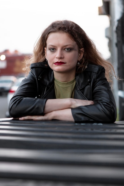 Foto mujer punk caucásica con actitud