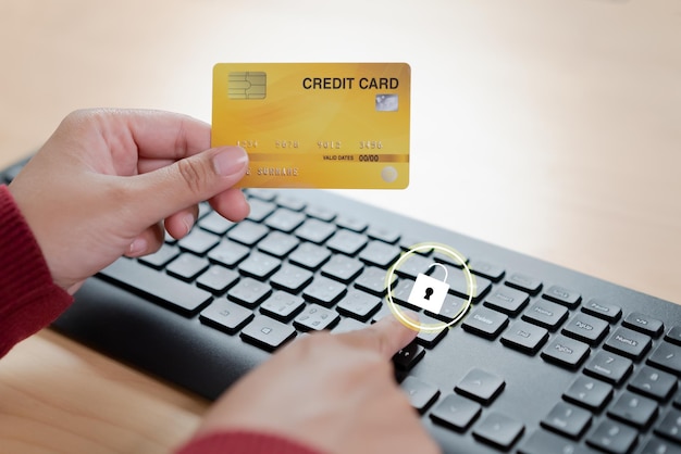 La mujer puso el ícono del candado que muestra el proceso de seguridad de la transacción de pago en línea con tarjeta de crédito