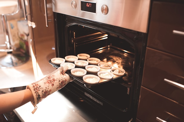 Mujer puso masa para cupcakes en horno